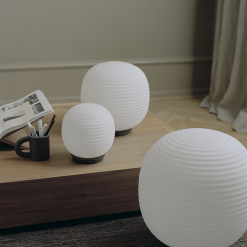 New Works Lantern Globe Floor Lamp, Large Stehlampe, Schwarz -Tischlampen Verkäufe new works lantern globe floor lamp large 2